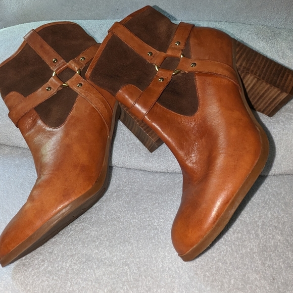 Lauren Ralph Lauren Dylan suede and leather mid heel boots. Size 8.5 - Picture 2 of 15